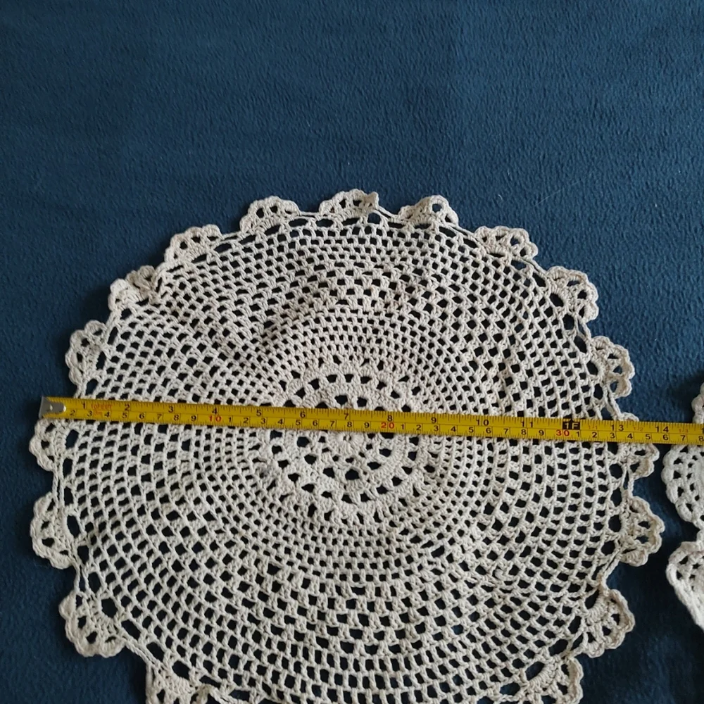 Lot of four vintage crochet beige doilies are made of cotton, 12